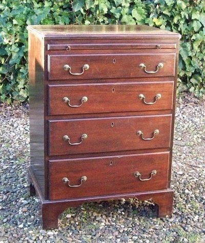  A Mahogany Bachelor's Chest of Drawers -SOLD-
