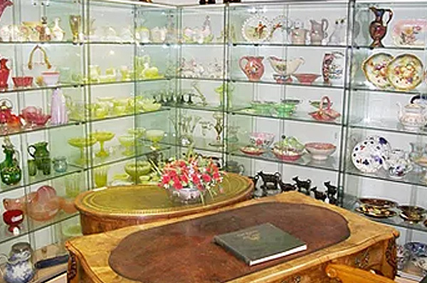 corner farms antiques display